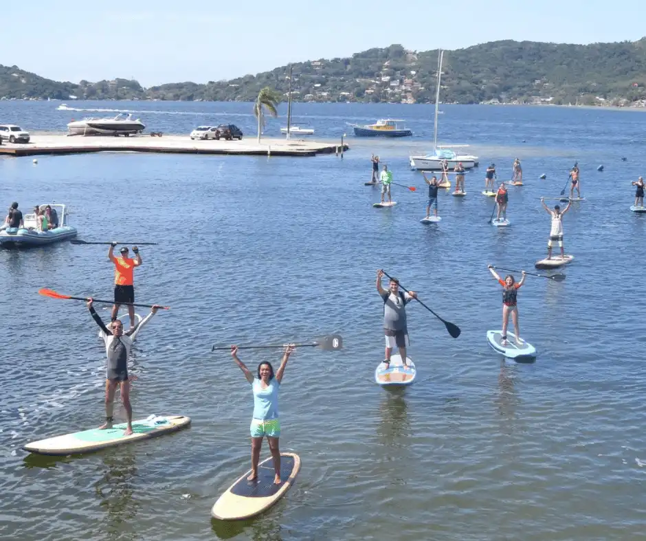 No passeio de Stand Up Paddle na Lagoa da Conceição você rema e curte uma paisagem paradisíaca, é um passeio que serve para grupo de amigos ou famílias, uma associação perfeita de exercício, lazer e relaxamento.