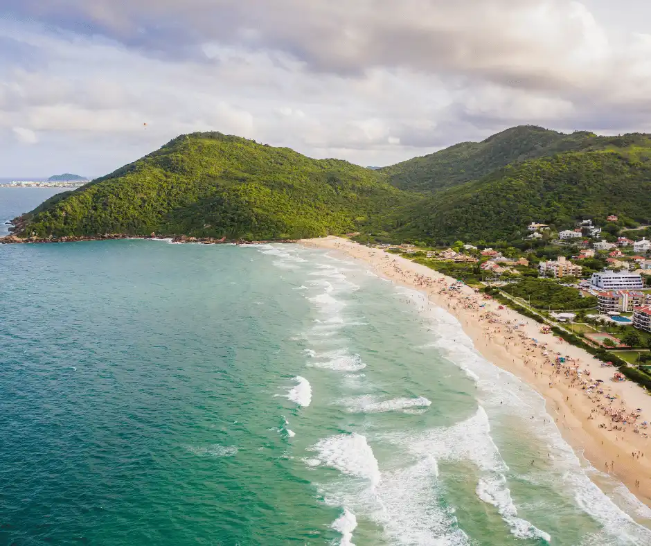 Se existe um lugar onde a adrenalina encontra a serenidade, esse lugar é a deslumbrante Praia Brava em Florianópolis. Com suas águas cristalinas e areias douradas, um paraíso no sul do Brasil.