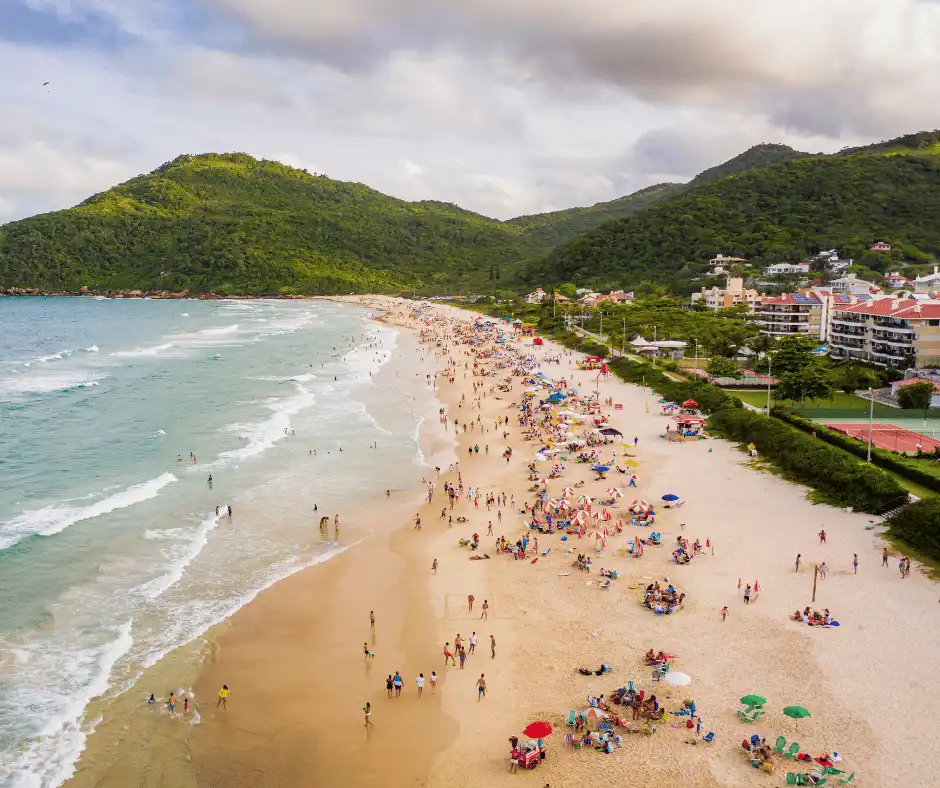 Aqui, o surf é lei: ondas perfeitas para todos os níveis de habilidade