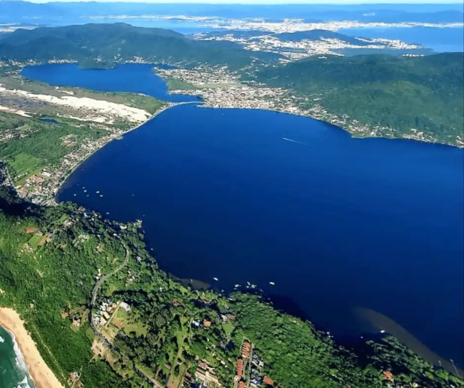 Às margens da Lagoa da Conceição estão importantes áreas protegidas de Florianópolis....