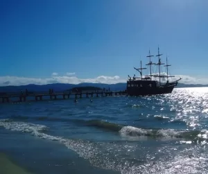 praia canasvieiras passeio barco pirata