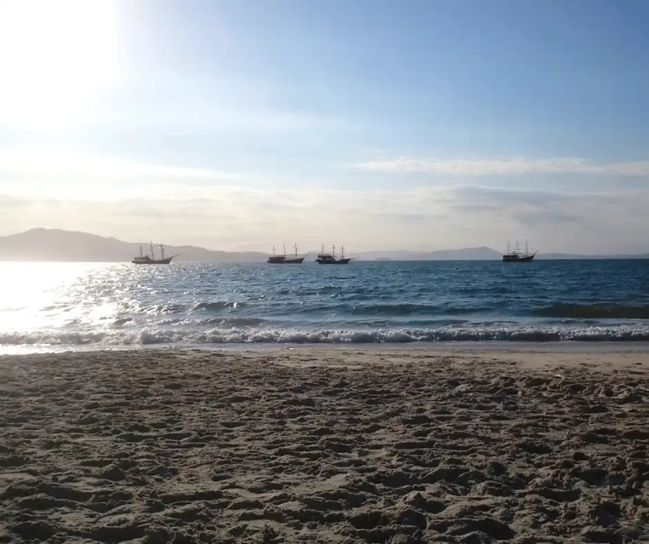 As águas calmas e rasas da praia de Canasvieiras convidam para um mergulho tranquilo...