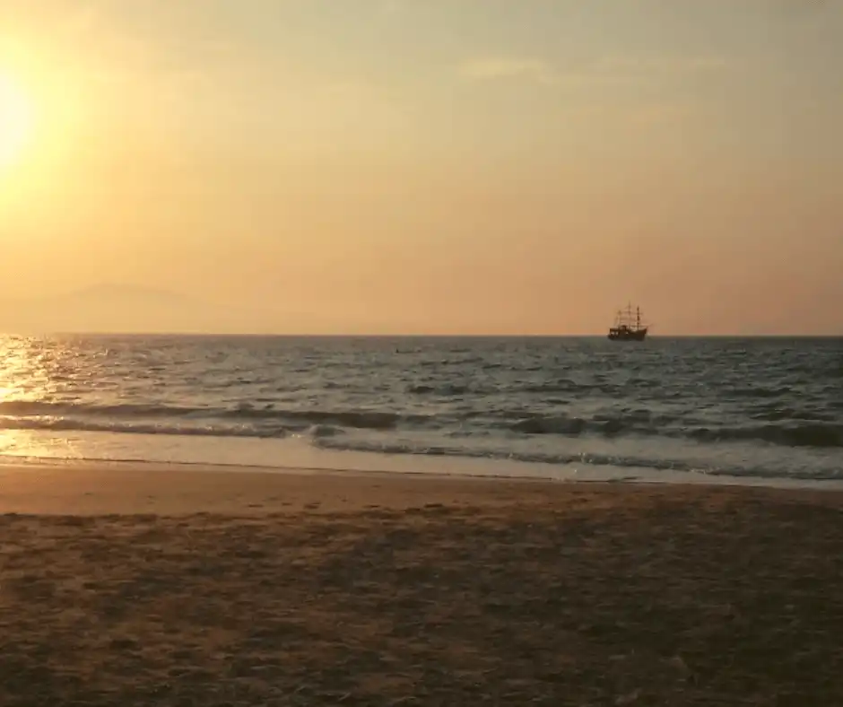 Canasvieiras é mais do que apenas uma praia paradisíaca, é mistura cativante de cultura local e turismo internacional. 