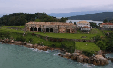 barco pirata canasvieiras roteiro fortalezas ilha de anhatomirim foto