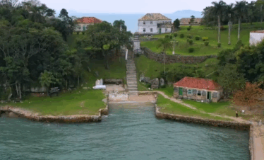 barco pirata canasvieiras roteiro fortalezas ilha de anhatomirim foto