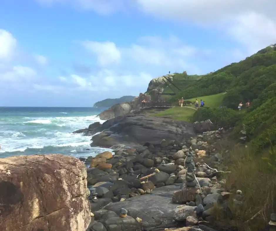 Praia do Santinho: inscrições rupestres foto trilha