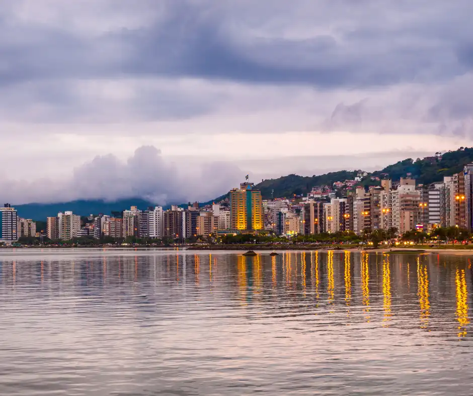 Beira-mar Norte Florianópolis com céu nublado.