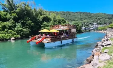 Catamarã Floripa,viva essa experiência incrível a bordo do! Novidade almoço incluso com vista para a Lagoa da Conceição.