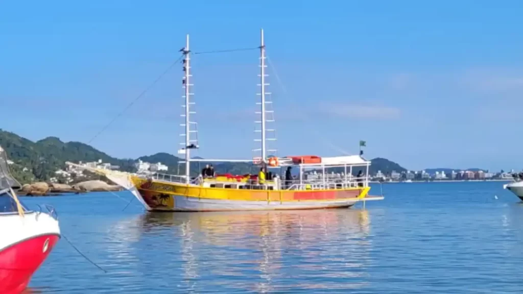 Passeio Ilha do Francês saída da Praia da Cachoeira do Bom Jesus