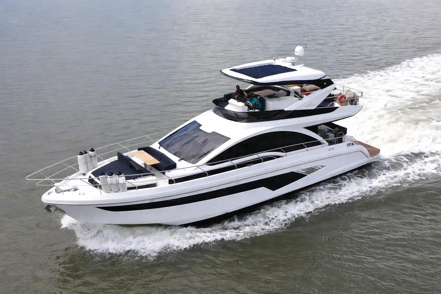 Passeio de Lancha em Florianópolis, transforme seu dia em uma experiência extraordinária! Capacidade para até 20 convidados.